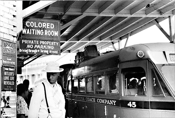 1. Tablica z oznaczeniem miejsca dla "kolorowych" w poczekalni stacji kolei w Durham w Północnej Karolinie. Fotografia archiwalna z 1940 roku fot.Jack Delano/Wikipedia 