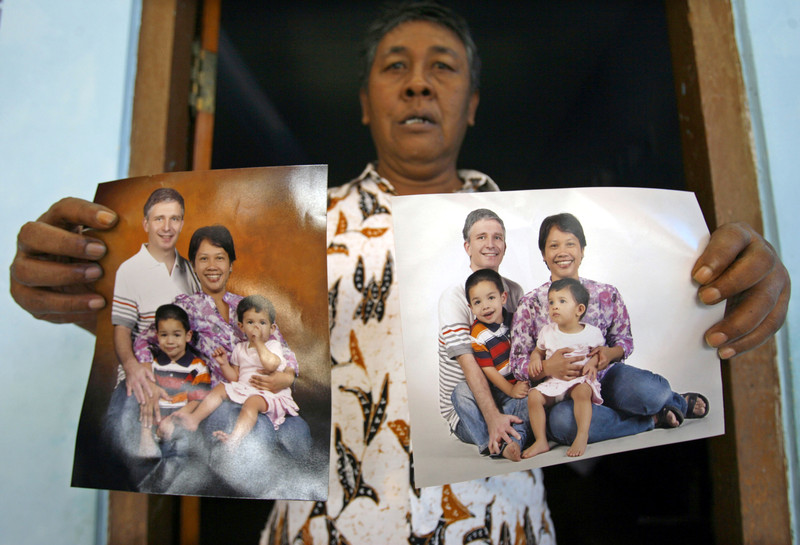 John Paulisen, jego żona  Yuli Hastini oraz dwoje dzieci zginęli w katastrofie malezyjskiego boeinga. fot.  EPA/MOHAMMAD ALI
