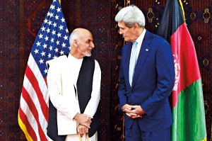 John Kerry (z prawej) podczas wizyty w Afganistanie - zdjęcie z prezydenckim kandydatem Ashrafem Ghani fot.US Departament of State/Handout/EPA