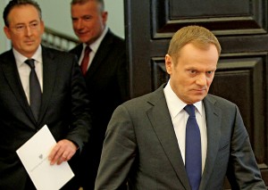 Premier Donald Tusk (z prawej) i minister spraw wewnętrznych Bartłomiej Sienkiewicz (z lewej) fot.Radek Pietruszka/EPA 