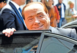 Zadowolony Silvio Berlusconi opuszcza budynek sądu fot.Ettore Ferrari/EPA 