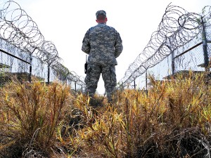 Amerykański żołnierz w bazie w Guantanamo na Kubie fot.Johannes Schmitt-Tegge/EPA 