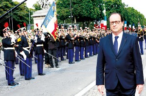 Prezydent Francji  Francois Hollande (z prawej) podczas uroczystości w Paryżu fot.Etienne Laurent/POOL/EPA 