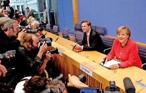 Steffen Seibert (drugi z lewej) podczas konferencji prasowej z kanclerz Angelą Merkel fot.Michael Kappeler/EPA