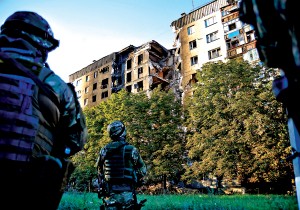 Żołnierze ukraińscy podczas inspekcji zniszczeń w mieście Lisiczańsk na wschodzie Ukrainy fot.Ivan Boberskyy/EPA