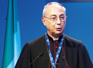 Watykański sekretarz do spraw stosunków z państwami, arcybiskup Dominique Mamberti fot.Claudio Peri/EPA