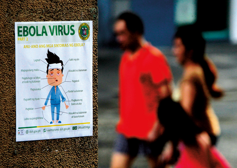 Ulotka opisująca symptomy zarażenia wirusem ebola w Manili na Filipinach fot.Ritchie B. Tongo/EPA