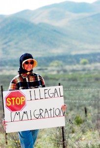 Vivian Schenck, 64-letnia członkini "Minuteman", na granicy amerykańsko-meksykańskiej. Członkowie Minuteman wyznaczają sobie 8-godzinne dyżury, podczas których patrolują granicę fot.Saul Loeb/EPA 