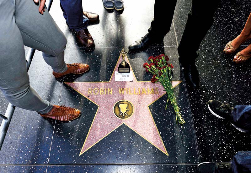 Kwiaty i statuetka Oscara na gwieździe Robina Williamsa w Hollywood fot.Michael Nelson/EPA