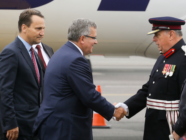 President Komorowski (centre) with Foreign Minister Sikorski arrives at Bristol airport ahead of the NATO summit in Newport: photo - PAP / Paul Supernak