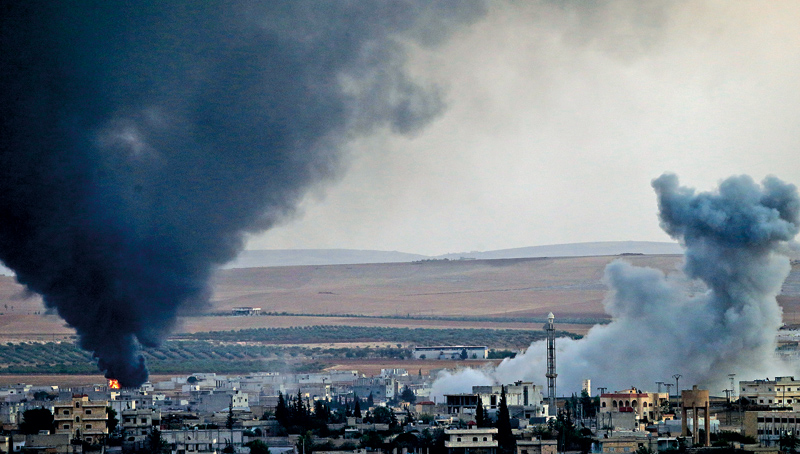 Walki w mieście Kobane w Syrii pomiędzy Kurdami i Państwem Islamskim, na granicy z Turcją fot.Tolga Bozoglu/EPA 