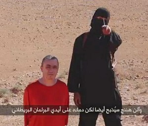 Alan Henning (z lewej) w nagraniu wideo udostępnionym w internecie przez IS (Państwo Islamskie)  fot.Islamic State Video/EPA