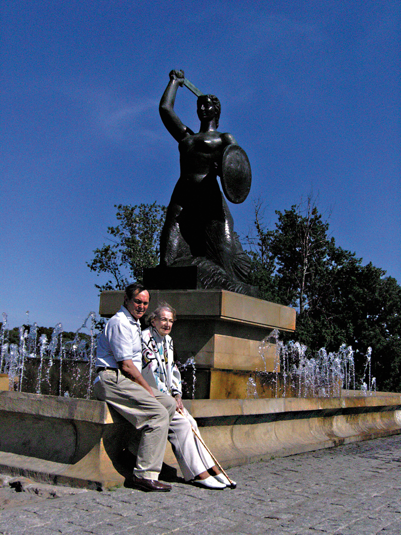Z mamą pod pomnikiem Syrenki w Warszawie fot.arch. Wojciecha Putza