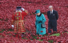 Queen visits poppies in Tower of London moat