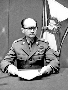 Zdjęcie archiwalne z 13 grudnia 1981 roku. Generał Wojciech Jaruzelski ogłasza Stan Wojenny w Polsce fot.STR/PAP/EPA 