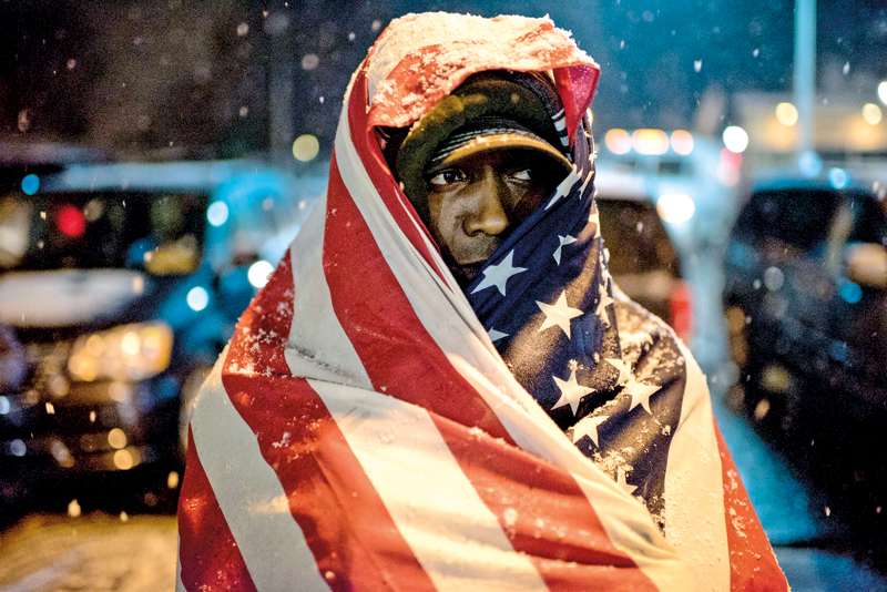 Jeden z protestujących przed komisariatem policji w Ferguson fot.Alexey Furman/EPA