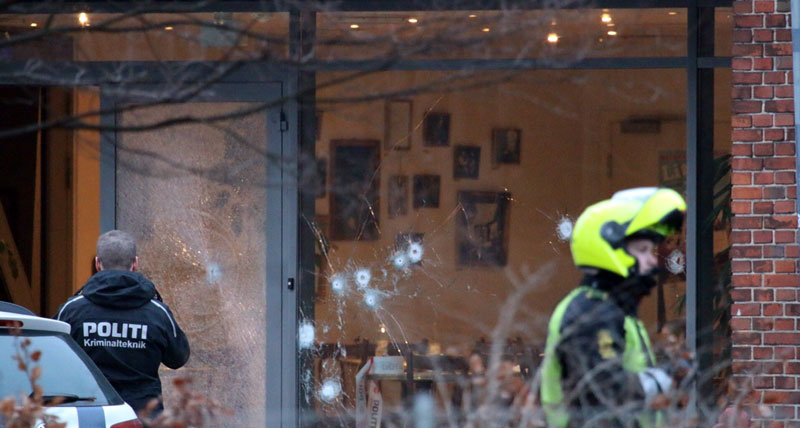 Kule trafiły w okna kawiarni, w której fot. STR/EPA 