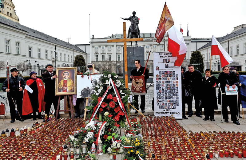 Trzecia rocznica katastrofy smoleńskiej przed pałacem prezydenckim w Warszawie fot.Rafał Guz/EPA