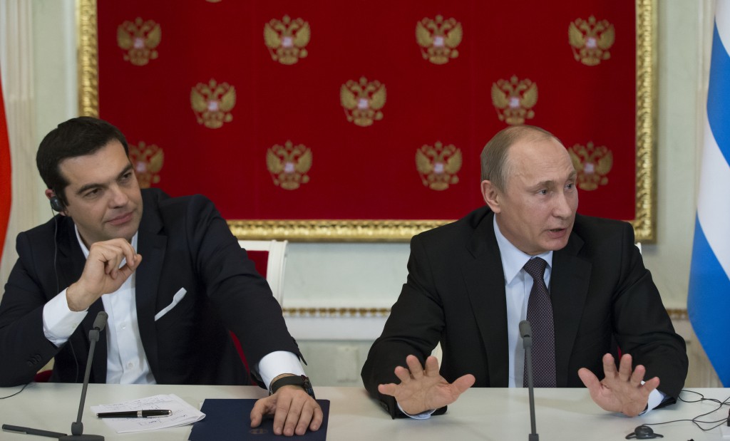Aleksis Cipras (z lewej) i Władimir Putin fot.Alexander Zemlianichenko/Pool/EPA