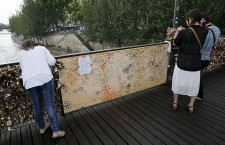 Railings of Paris bridge collapse under weight of lovelocks
