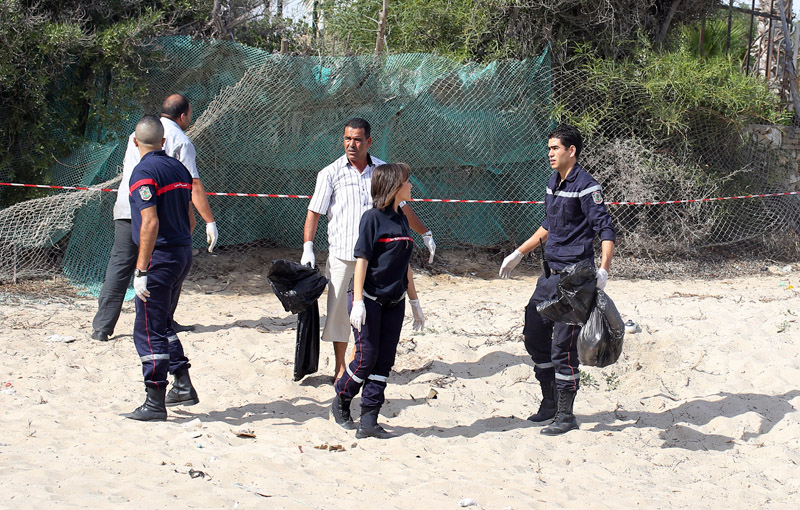 Tunezyjska policja na plaży, gdzie doszło do zamachu fot.STR/EPA