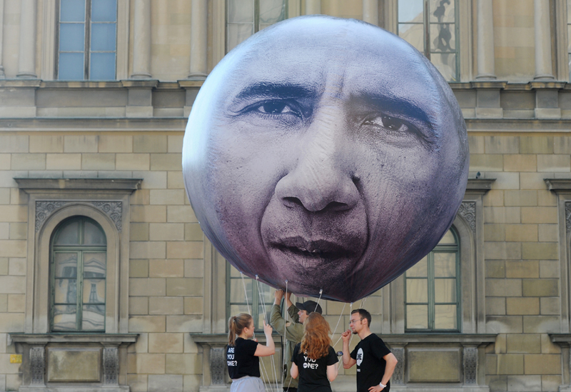 Balon z podobizną Baracka Obamy. Kampania organizacji "One" w Monachium w Niemczech, przed szczytem G7 fot.Tobias Hase/EPA