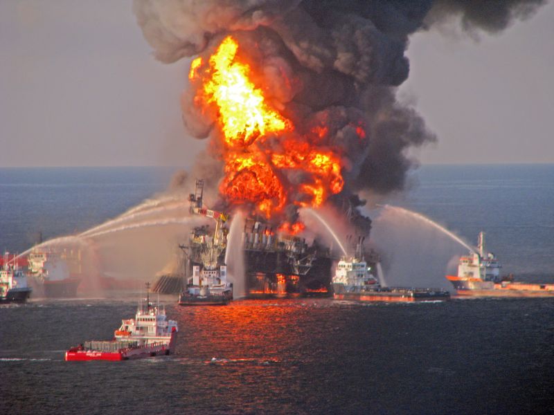 Platforma wiertnicza Deepwater Horizon po wybuchu w 2010 roku. fot.US Coast Guard/EPA