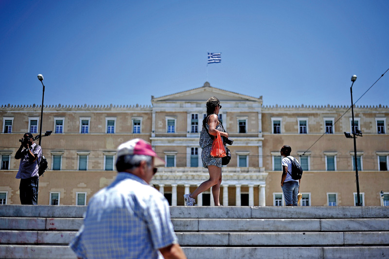 Turyści przed budynkiem parlamentu w Atenach fot.Fotis Plegas G./EPA