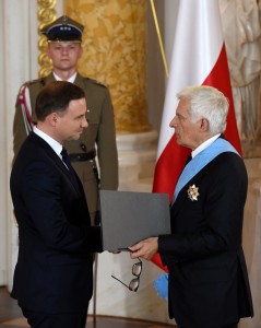 Członek kapituły Orderu Orła Białego Jerzy Buzek (z prawej) i prezydent Andrzej Duda fot.Radek Pietruszka/EPA