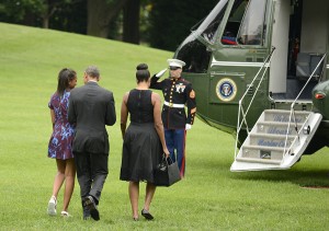 Prezydent Obama z rodziną rozpoczął wakacje fot.Mike Theiler/EPA