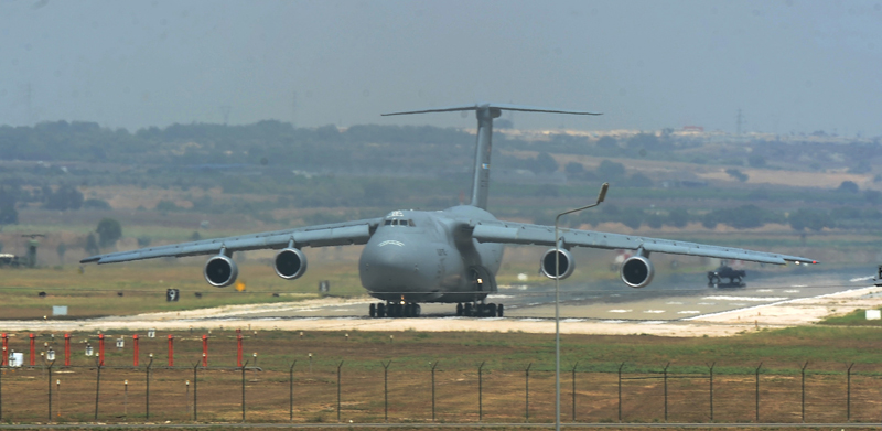 Amerykański samolot transportowy C-5 Galaxy w bazie Adana w Turcji fot.Serdar Yildiz/EPA