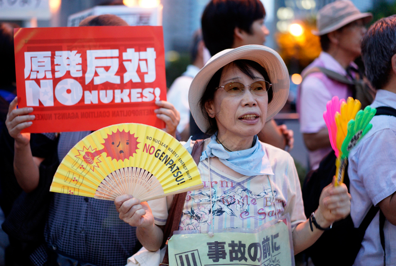 Protest przeciwko włączeniu reaktora w Fukushimie fot.Franck Robichon/EPA
