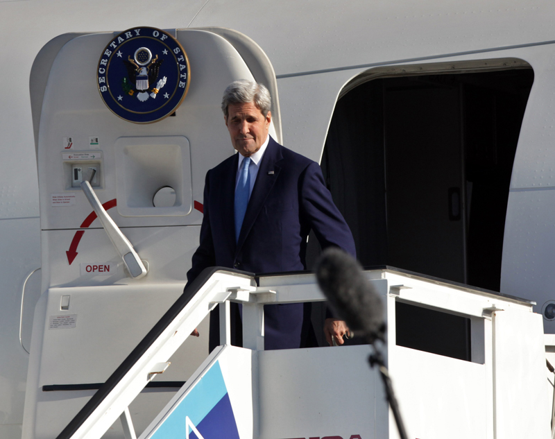 John Kerry na lotnisku w Hawanie fot.Ernesto Mastrascusa/EPA