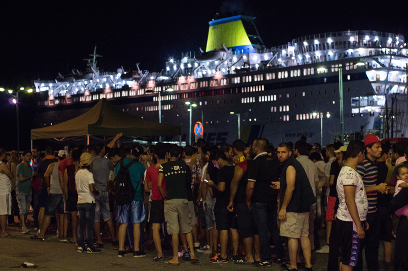 Uchodźcy syryjscy czekają na możliwość wejścia na statek na greckiej wyspie Kos fot.Odysseus/EPA