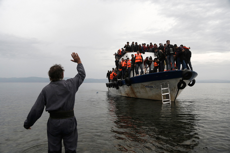 Uchodźcy u wybrzeży Grecji fot.Yannis Kolesidis/EPA