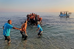 Łódź z uchodźcami przybija do brzegów greckiej wyspy Lesbos fot. Orestis Panagiotou/EPA