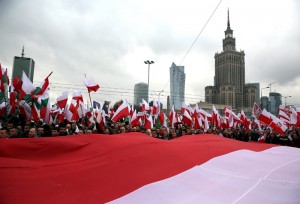 Uczestnicy marszu "Polska dla Polaków, Polacy dla Polski" w Warszawie, 11 listopada 2015 r. fot.Tomasz Gzell/EPA