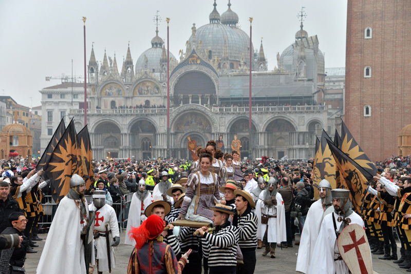 Uczestnicy karnawału w Wenecji fot.Andrea Merola/EPA