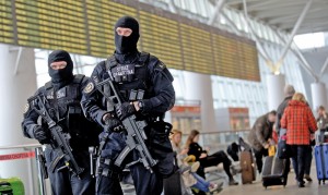 Wzmocniona obecność policji i straży granicznej na lotnisku Chopina w Warszawie po ataku terrorystycznym w Brukseli fot.Bartłomiej Zborowski/EPA