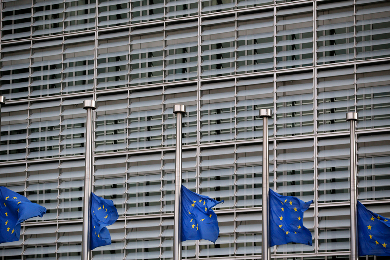 Opuszczone do połowy flagi przed budynkiem Komisji Europejskiej w Brukseli fot.Yoan Valat/EPA