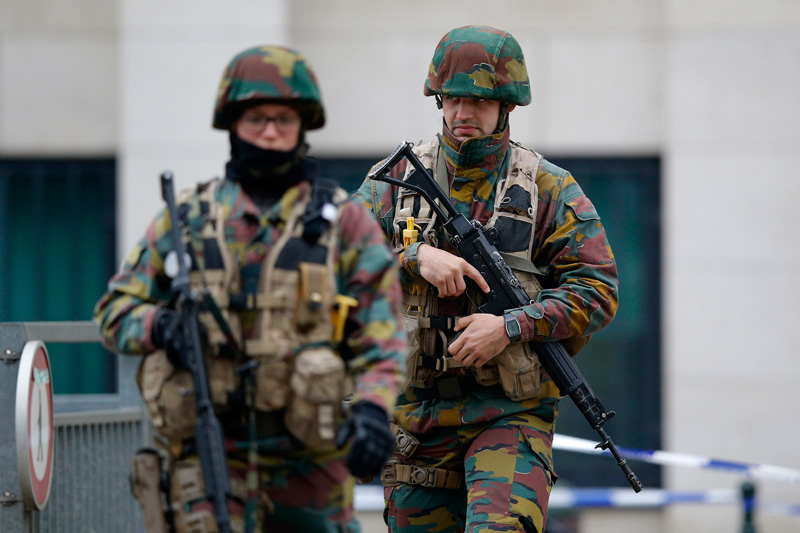 Belgijskie wojsko patroluje ulice Brukseli fot.Yoan Valat/EPA