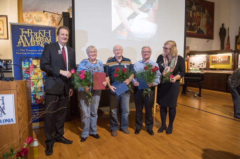 Od lewej prezes MPA Richard Owsiany, nagrodzeni wolontariusze: Halina Bieniewska, Louis Bielakowski, Matt Sobieszczyk i dyrektor MPA Małgorzata Kot