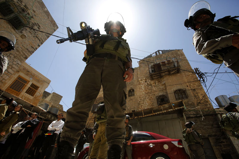 Izraelscy żołnierze w Hebronie podczas święta paschy fot.Abed Al Hashlamoun/EPA