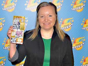 Monika Zborek i zwycięska zdrapka fot.Illinois Lottery