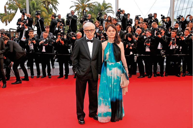 Woody Allen z żoną Soon Yi podczas pokazu “Cafe Society” na rozpoczęcie festiwalu fot.Julien Warnand/EPA