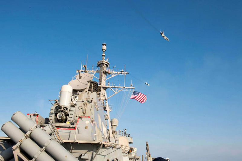 Rosyjskie samoloty przelatują blisko USS Donald Cook na Bałtyku, 13 kwietnia 2016 roku fot.US Navy/EPA