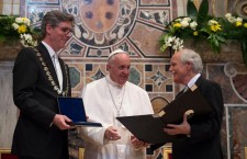 Pope Francis receives Charlemagne Prize