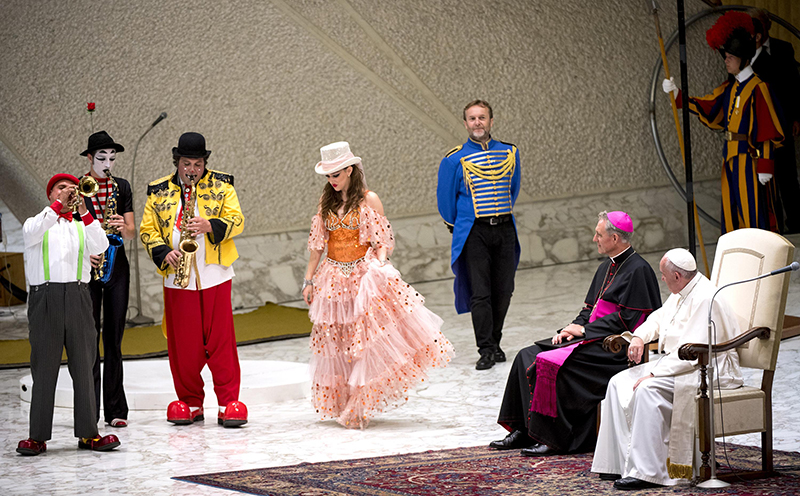 Cyrkowcy z wizytą u papieża fot.Claudio Peri/EPA