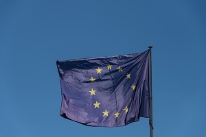 epa05383315 A European Union's flies flag in front of the European Council building in Strasbourg, France, 22 June 2016. Reports on 21 June citing a survey indicated that 45 per cent of the voters are inclined towards staying within the EU, while 44 percent are pro-Brexit, ahead of the referendum in Britain on 23 June 2016.  EPA/PATRICK SEEGER