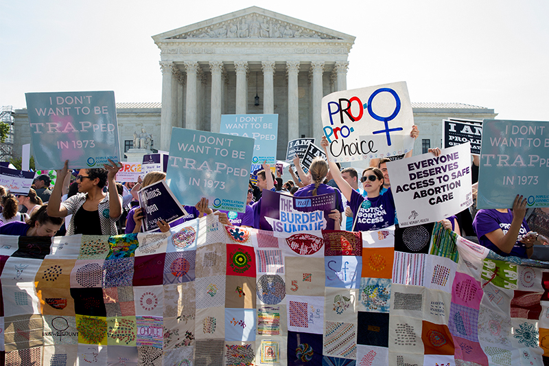 Protest przed budynkiem Sądu Najwyższego w Waszyngtonie przeciwko zaostrzonym przepisom aborcyjnym w Teksasie fot.Michael Reynolds/EPA